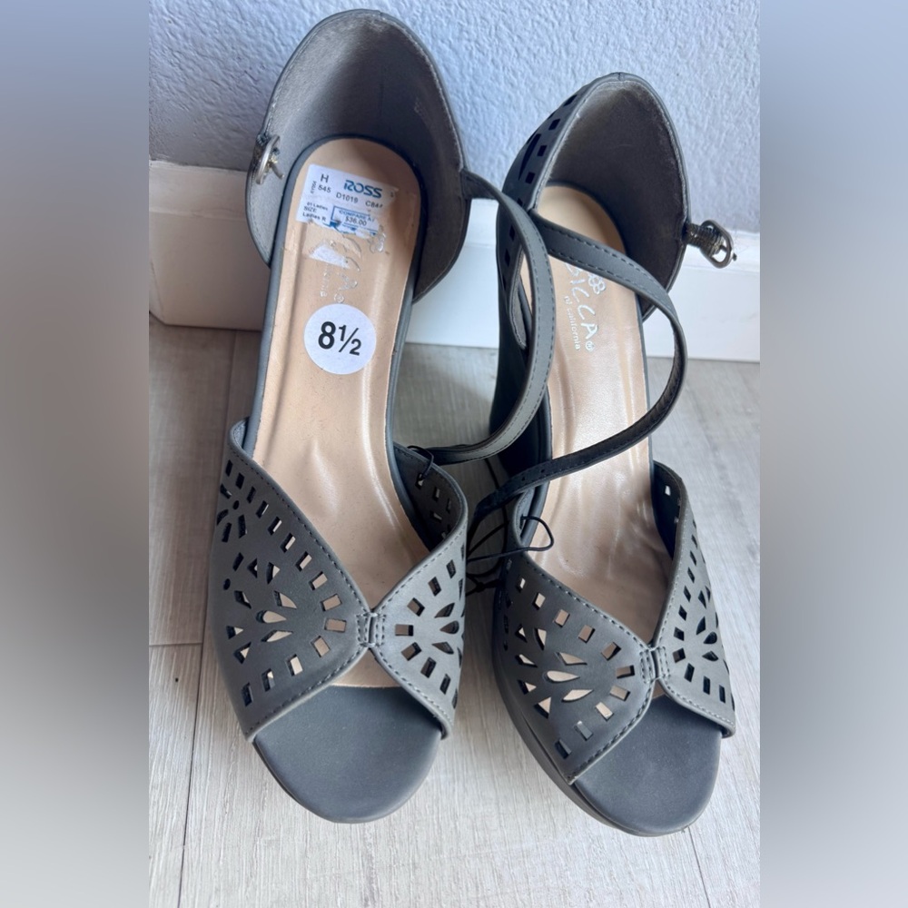 Sbicca 8.5 Gray Cutout Wedge Sandals